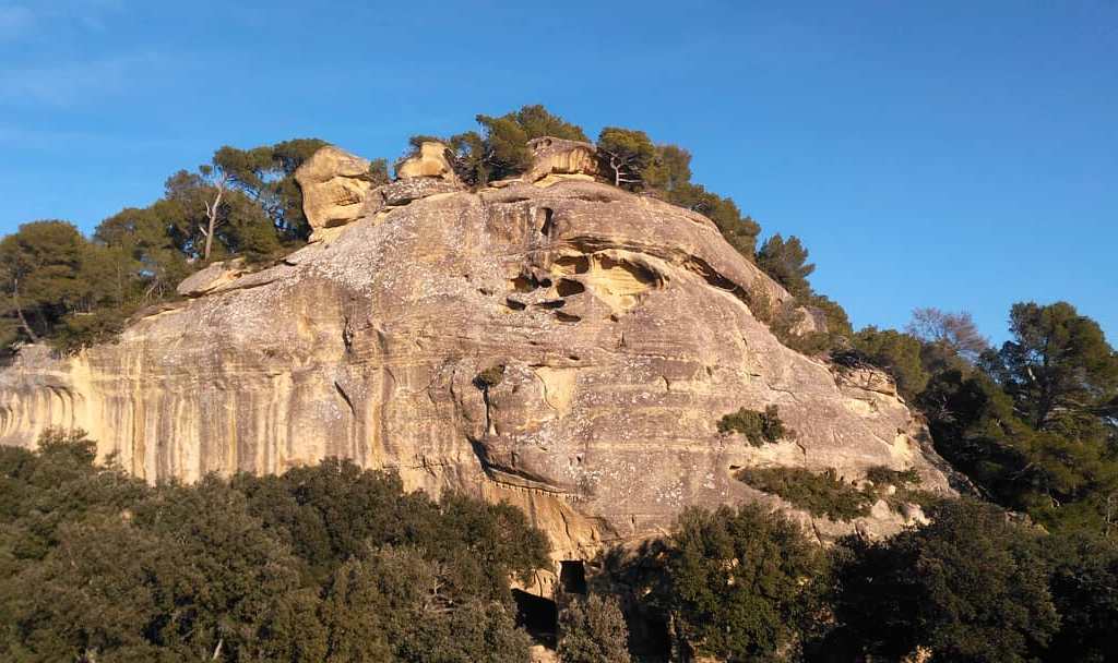 Falaise est arborant des troglodytes et des marques de constructions passées, Lamanon, Provence